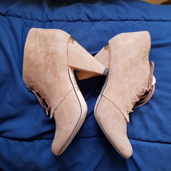 Woman's Shoes - Picture 2 of 4